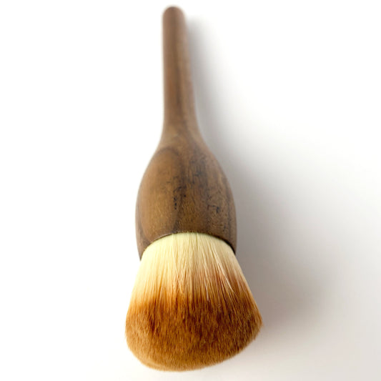 Brocha facial de madera con cerdas naturales Farm To Body, ideal para maquillaje en polvo y cuidado consciente.