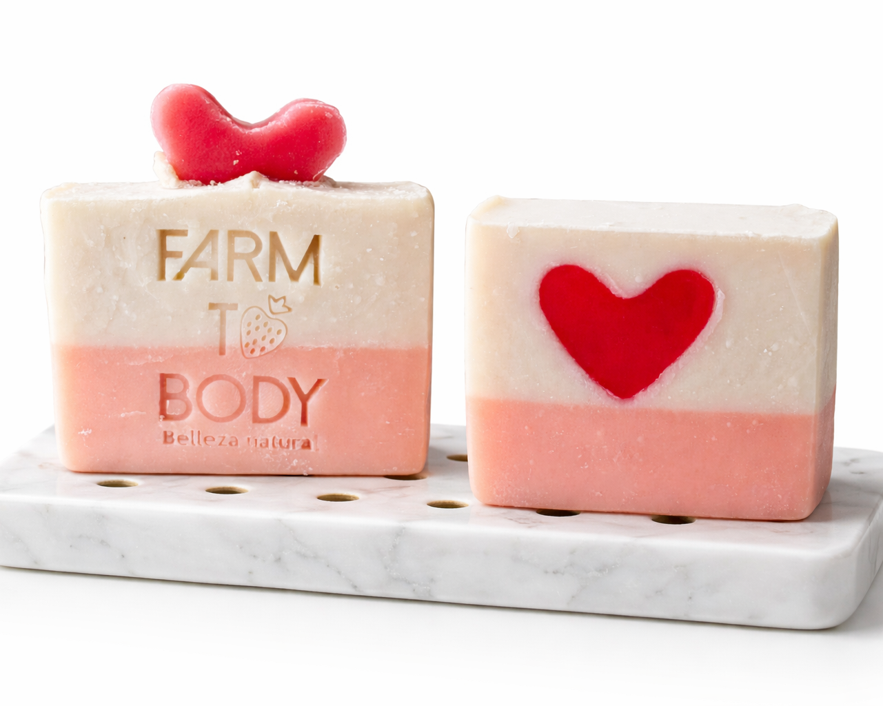 Jabón corporal natural Farm To Body en uso, espuma suave sin resecar la piel