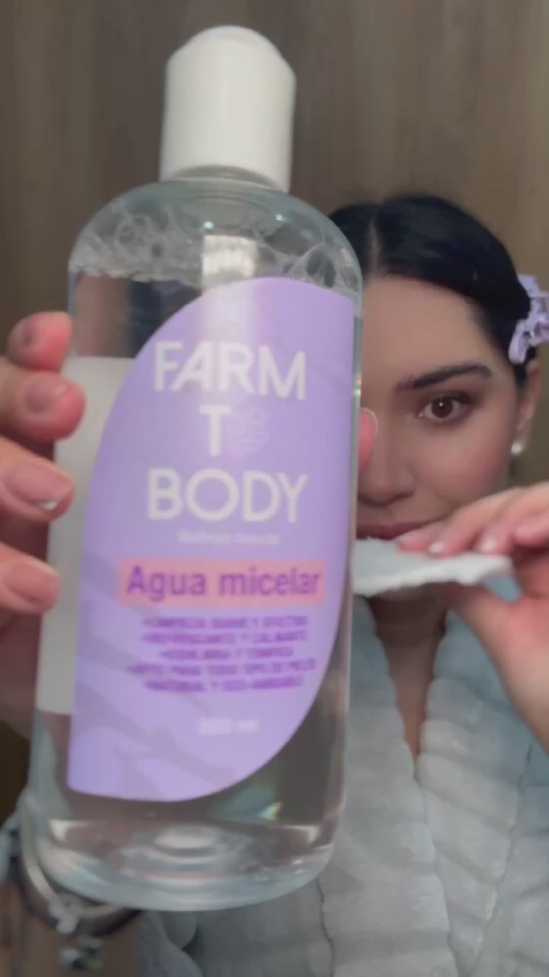 Cargar video: Video demostrando la rutina completa de skincare de Farm To Body, incluyendo agua micelar, tónicos y crema hidratante, con ingredientes naturales para una piel limpia, hidratada y saludable