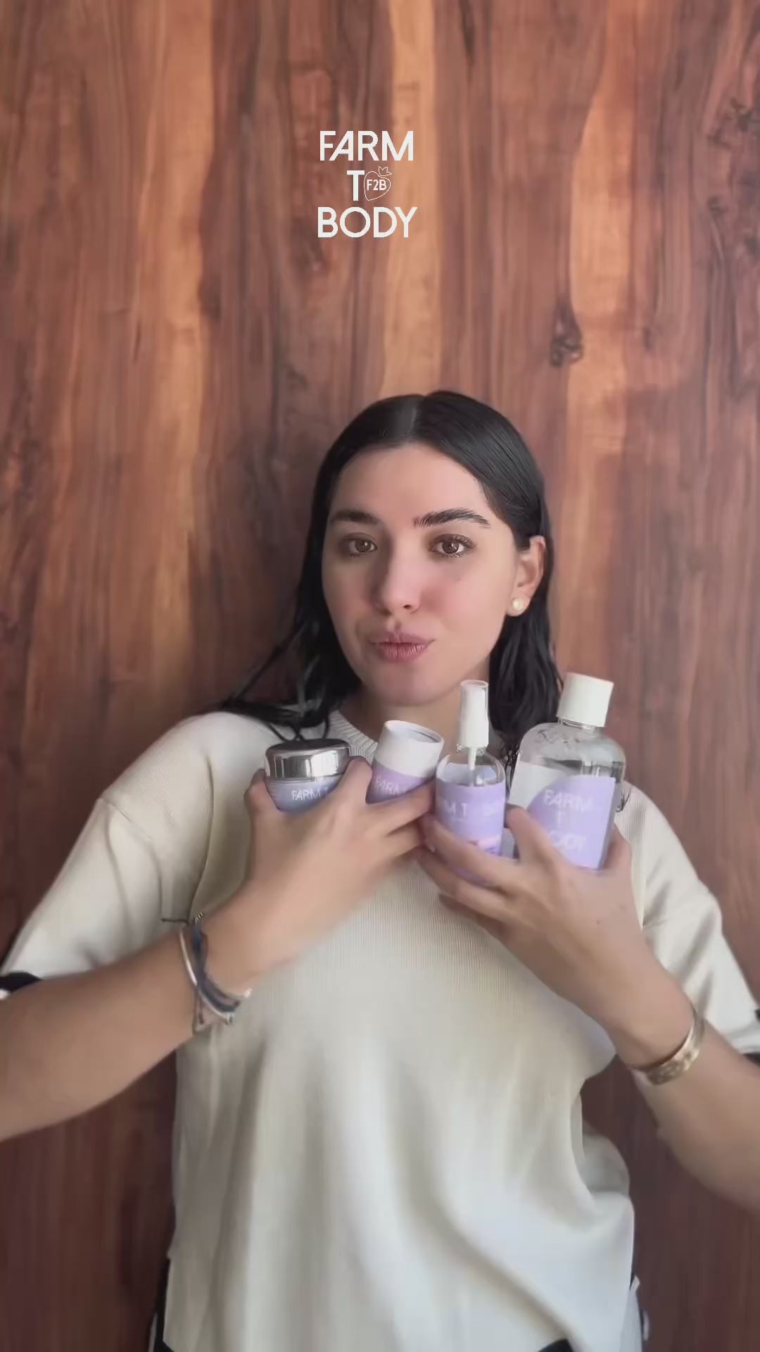 Cargar video: Video demostrando la rutina completa de skincare de Farm To Body, incluyendo agua micelar, tónicos y crema hidratante, con ingredientes naturales para una piel limpia, hidratada y saludable
